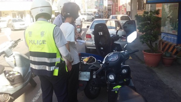 汪姓少年騎乘偷來的贓車在彰化市被警方當場查獲。（記者湯世名翻攝）