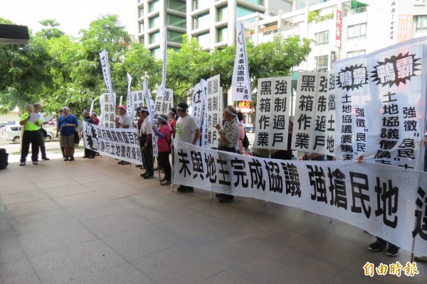 台中栗林車站道路工程用地徵收地主持白布條赴地政局爭土地正義。（記者蘇孟娟攝）