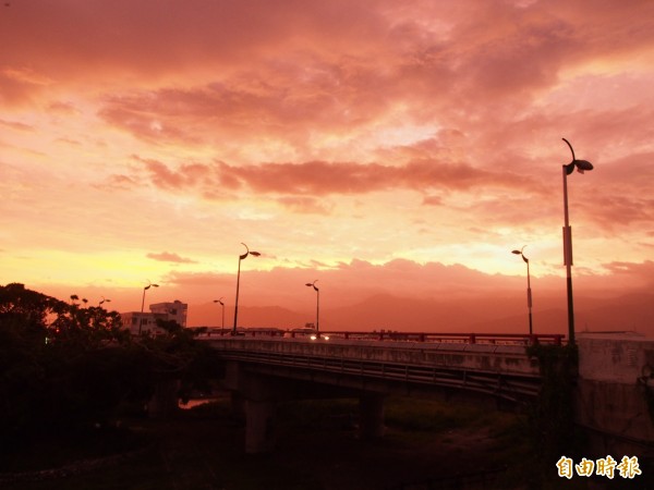 台東市區傍晚6時左右再現火燒雲。（記者王秀亭攝）