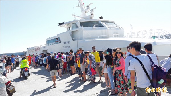 昨天是梅姬颱風來臨前最後開船日，一早往綠島船班仍有大批旅客，多數早去午回一日遊。
（記者黃明堂攝）