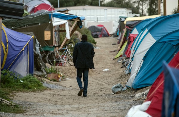 法國決定將加萊的難民安置到全國各地正式的接待中心，不過此決定被反對黨批評，這樣的做法根是擴散加萊「叢林」裡的難民營到全法國。（法新社）
