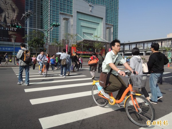 Youbike開放以來人車爭道的問題不斷，議員呼籲市府應多加管制。（資料照，記者翁聿煌攝）