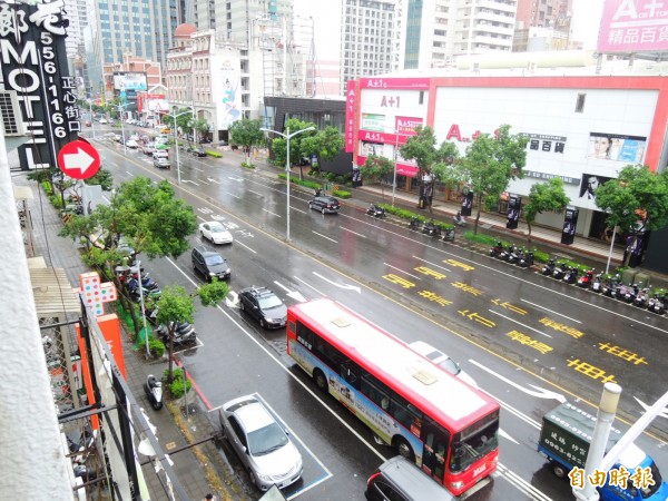 梅姬颱風來襲，高雄市今天上午照常上班上課，街頭出現些許風雨。（記者葛祐豪攝）