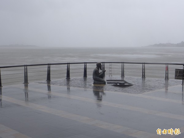 淡水河邊馬偕博士銅像墊高後，不再在颱風天受泡水苦。（記者李雅雯攝）