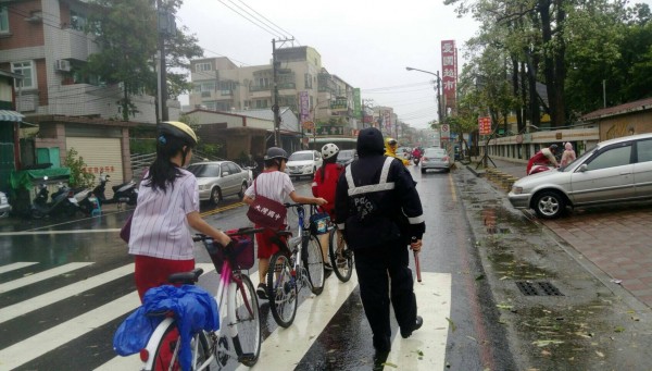 高雄市放假半天，警方到校門口疏導交通。（記者黃旭磊翻攝）