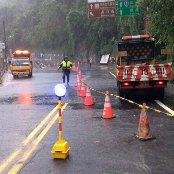 三峽警方協助派員在山區封路。（記者余衡翻攝）