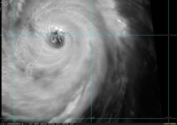 此時，梅姬颱風颱風眼尚未接觸到陸地，清晰可見。（11:59所攝）（記者吳政峰翻攝自向日葵8號）