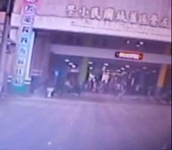 舊城國小導師左手小指骨遭強風吹門夾斷，救護車趕到校區。（記者黃旭磊翻攝）