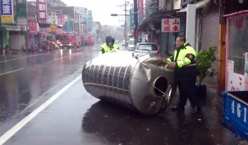 3噸水塔從天而降警冒風雨推回派出所 生活 自由時報電子報