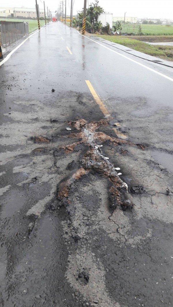 高壓電線遭吹落 線路走火致路面隆起嚇壞路人 - 生活 - 自由時報電子報