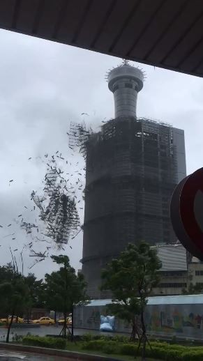 網友直擊台中李方艾美酒店頂樓鷹架被強風吹垮，鷹架散落一地。（圖擷取自爆料公社）