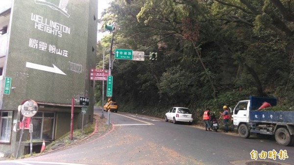 台北市北投區風雨強，當地奇岩路就有電箱進水，致奇岩路一帶上百戶居民停電。（資料照，記者郭逸攝）