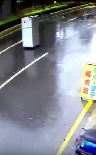梅姬颱風壟罩全台，網友在PTT分享影片苦中作樂，表示在大馬路上竟有冰箱迎面疾駛而來，簡直就是「智慧型冰箱」。（擷取自YouTube）