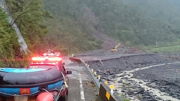 救援小組前進途中，台7甲線道路中斷。（記者江志雄翻攝）