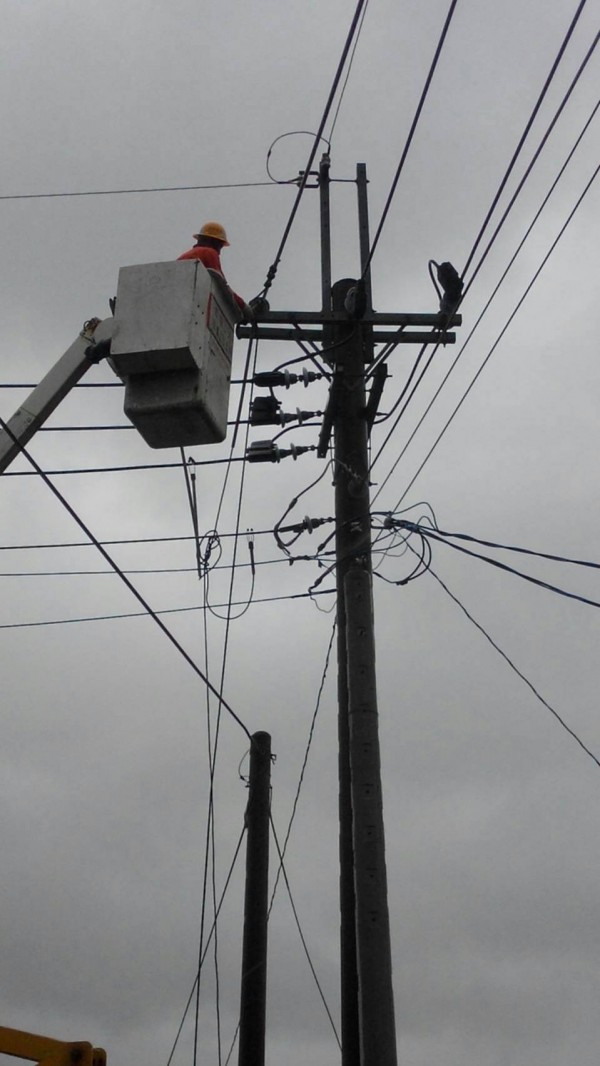 台電人員全力搶修電力。（台電提供）