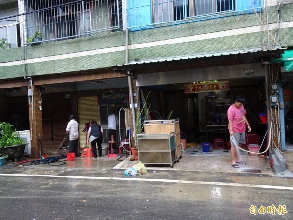 淹水消退、一片泥濘，新和庄住戶開始整理家園。（記者林孟婷攝）