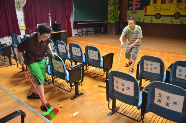 瑞峰國小老師留守校園,整理淹水的校園環境。(記者林孟婷翻攝) 瑞峰國小老師留守校園,整理淹水的校園環境。(記者林孟婷翻攝)