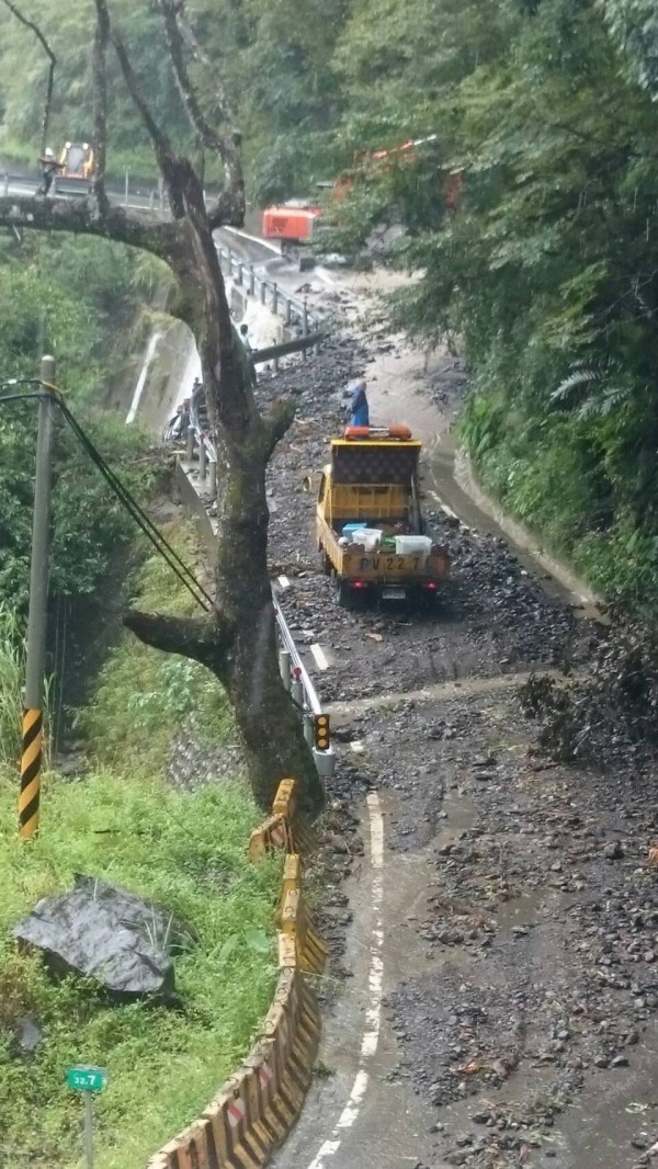 北橫公路落石阻斷交通。（記者周敏鴻翻攝）