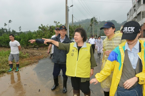 市長陳菊視察旗、美、岡災情，指示爭取經費加速流域改善。（記者陳文嬋翻攝）