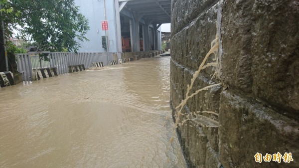 官田渡頭里防護圍堤滲水，社區道路淹水，市長賴清德會勘。（記者劉婉君攝）