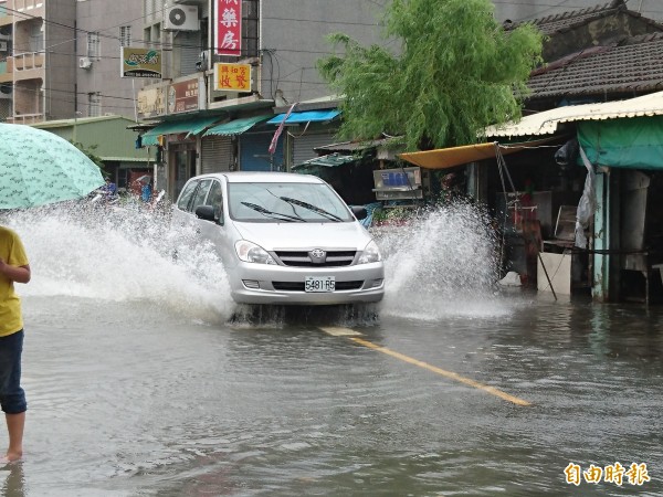 汽車如水上行舟。（記者洪瑞琴攝）