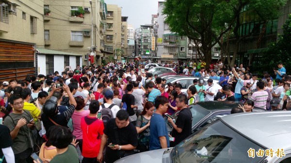 今下午接近5點，新北市新泰公園擠入大量寶可夢玩家，要抓卡比獸。（記者葉冠妤攝）