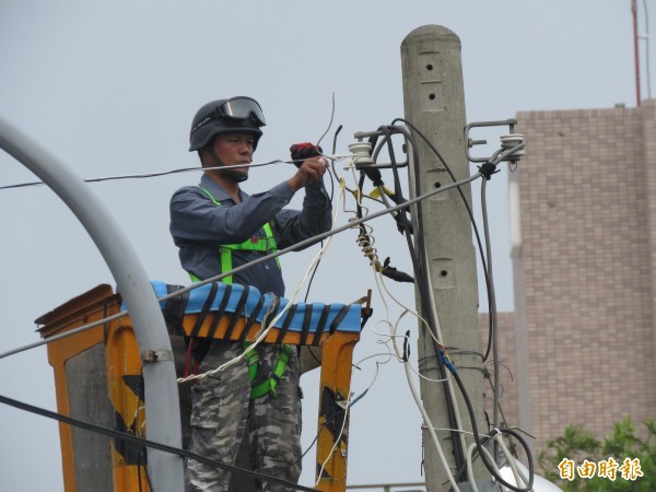 台電台東工作人員賣力搶修受損電路，力拚明天全部復電。（記者黃明堂攝）