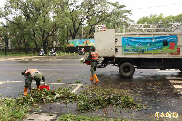 國軍協助整理斗六道路上掉落的樹枝、殘葉。（記者詹士弘攝）