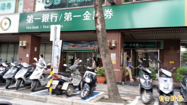 吳姓女子在新北市板橋1間第一銀行ATM領款後，遭1對男女搭訕，躲入一旁服飾店才解危。（記者吳仁捷攝）