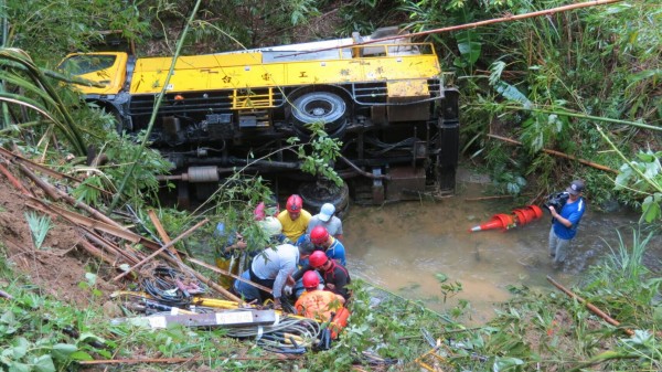 台電工程車翻覆意外，3人受傷，1人需住院治療，另2人輕傷，總統蔡英文、台電董事長朱文成皆南下前往探視受傷員工。（台電提供）