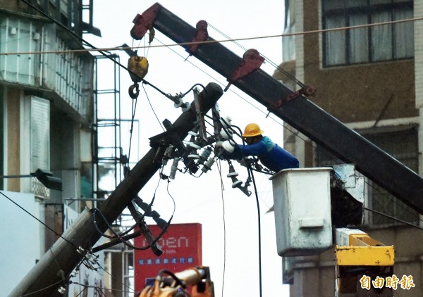 因梅姬颱風造成家戶停電，台電人員持續搶修中。（資料照，記者張忠義攝）