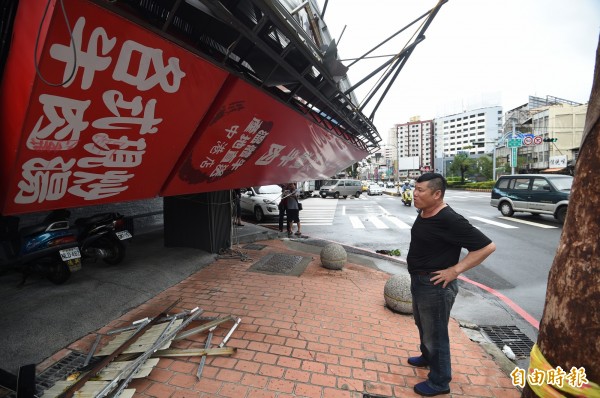 梅姬颱風橫掃全台，中央氣象局預計下午5:30解除海上及陸上警報，各地民眾則早已開始收拾受損的家園。（記者廖耀東攝）