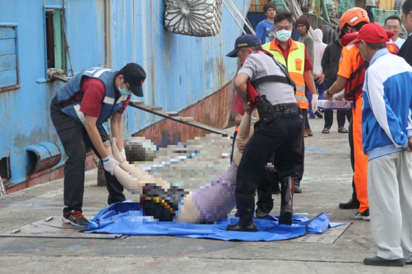 海巡人員及消防隊員將男子的遺體打撈上岸時，已無生命跡象。（記者吳昇儒翻攝）