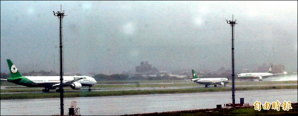 長榮航空在梅姬颱風期間排隊準備起飛的航班。
（記者姚介修攝）