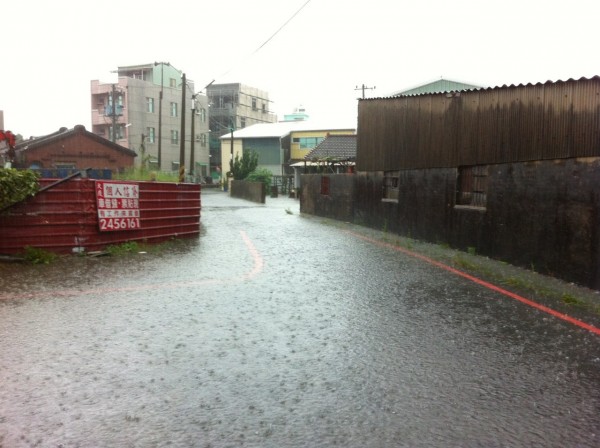 安南區多條街道積淹水。（台江志工提供）