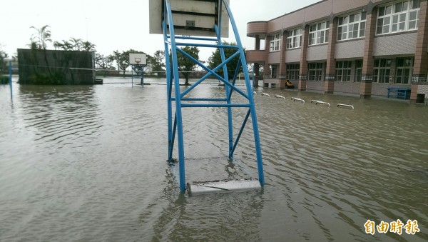 台南市七股後港國中校園及周邊道路淹水，今天停課。（記者劉婉君攝）