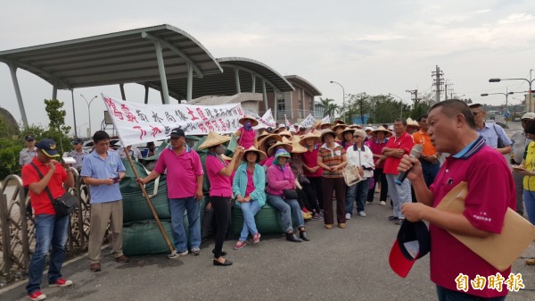 大坑里長吳進雄（前右）帶領居民抗議南水局工程。（記者洪臣宏攝）