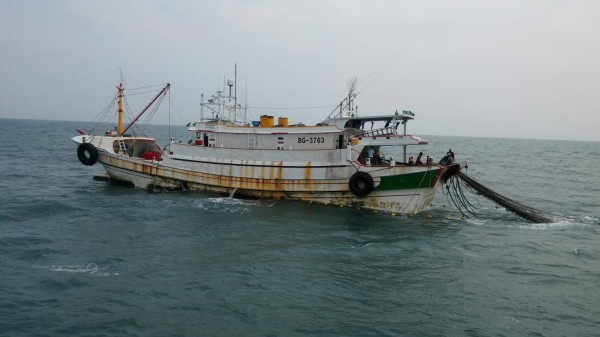 澎湖海巡隊接獲民眾檢舉，查獲巨豐號漁船違法在近岸拖網作業。（澎湖海巡隊提供）