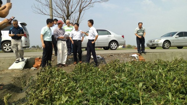 農委會副主委陳吉仲到雲林勘災，允協助加速災損認定。（雲林縣政府提供）