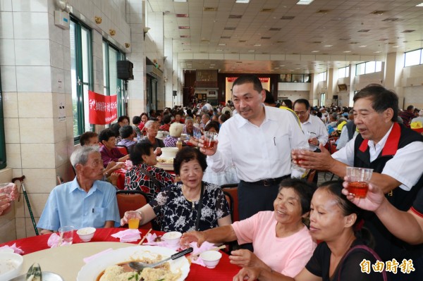 金山區29日舉辦重陽敬老餐會，副市長侯友宜以茶代酒，祝福每個長者健康呷百二。（記者俞肇福攝）