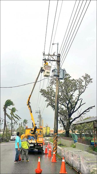 屏東地區仍有四萬餘戶停電，台電全力搶修。（台電屏東營業處提供）