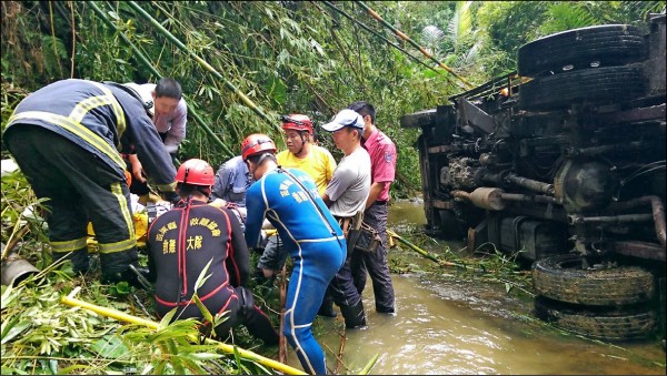 台電電力搶修工程車翻覆掉河床，3人送醫。
（記者蔡政珉翻攝）