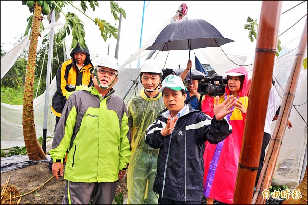 縣長李進勇（前排左一）昨希望中央救助受災農民時，採「簡寬優速」4原則。（記者詹士弘攝）