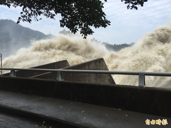 石門水庫開啟排洪隧道。（記者周敏鴻攝）