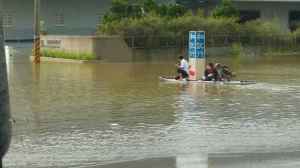 台南傳出友市民必須划著竹筏去上班，讓民眾看了直酸，「台南真的從古都變身為台灣威尼斯…」（圖擷自爆料公社）