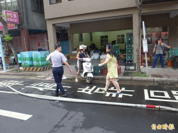 林男女兒被警方帶回派出所釐清。（記者王冠仁攝）