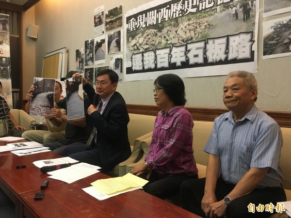 民建檔立委黃國書召開記者會，督促營建署等單位，協助恢復關西鎮的老石板路。（記者鄭鴻達攝）