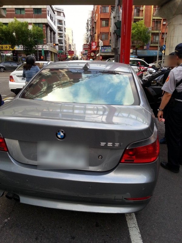 警方攔下王男駕駛的BMW轎車準備開單告發。（記者許國楨翻攝）