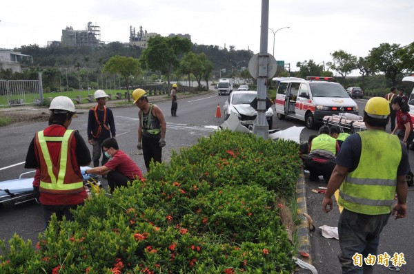 3名工人遭小客車撞擊後，彈飛中央分隔島2側，受傷送醫。（記者彭健禮攝）