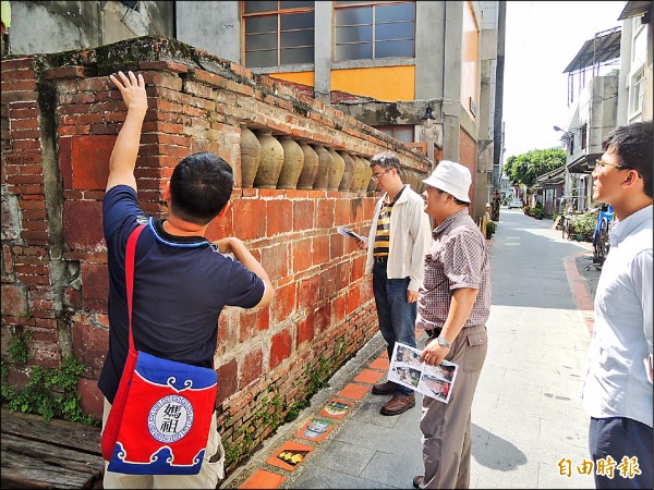 文化處昨委託專家實勘北港甕牆，認為確有保存價值。（記者陳燦坤攝）